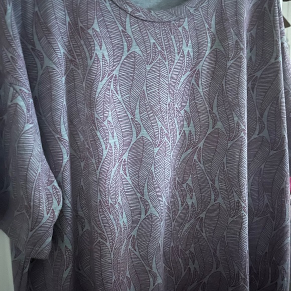 3 for $15🦋 Lularoe irma leaf top - Picture 5 of 5
